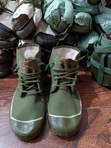 老式高腰解放鞋1984年3517厂胶边饱满品相佳