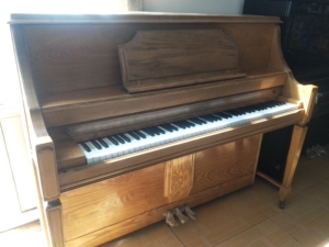 海兹曼钢琴,实木色大谱台,音色柔美,手感流畅.稳定性很好,家