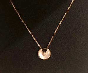 卡地亚平安扣护身符18k金白贝母项链全新低价出售