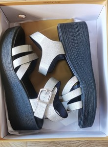 volo/犀牛女鞋专柜正品坡跟凉鞋,没穿几次,基本全新!售出