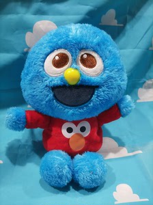 芝麻街穿elmo衣服的饼干怪
