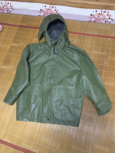 美军公发军版原品雨衣 这种橡胶雨衣是专业防暴雨的雨衣,l码