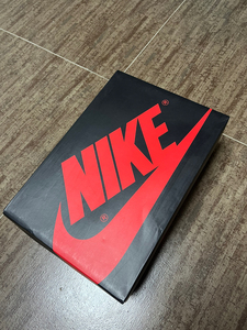 aj1黑红脚趾鞋盒445码.