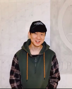 林俊杰同款 林俊杰smg卫衣,军绿色,s码,smg台北店购入_阿里巴巴找货