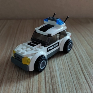 乐高绝版城市7236警车,零件齐贴纸已贴.无盒可配人仔,包邮
