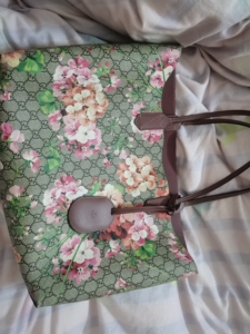 gucci古驰天竺葵花卉购物袋,肩带有一处裂纹已标注,包四角