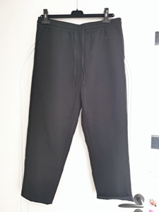 Bershka 黑色休闲男裤 九分裤，薄料子很舒服，聚酯材质