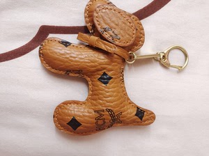 mcm狗狗挂件,正常使用痕迹,非正,狗狗没有磨损,挂钩有磨损