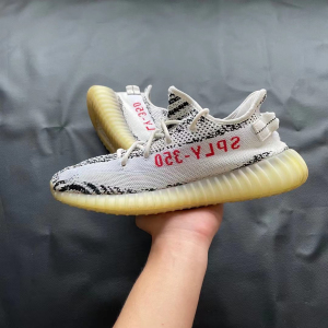 yeezy350v2白斑马44码原盒 后跟有裂纹 鞋垫log