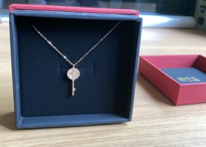 潮宏基幸运钥匙项链,18k玫瑰金色,坠子为白贝母加钻石镶嵌