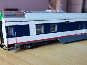 带灯 火车模型25t行李车,车壳为猩猩的,车顶是百万城的,转