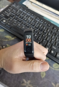 女友送了一块新的小米手环给我,出售闲置乐心手环5,使用两个月