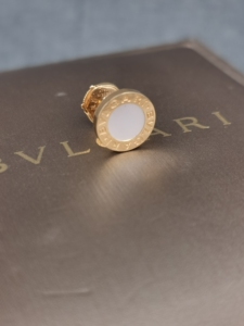 宝格丽18k玫瑰金白贝母飞碟耳钉  单只.完美品相.男女都能