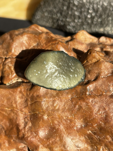 新疆玛瑙巴楚黑山玻璃皮玛瑙  绿包红