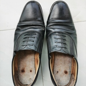 没有脚后跟的皮鞋