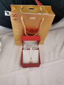 九九新,老凤祥小天鹅项链,彩金,有发票有包装盒.