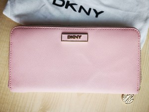 DKNY长钱包，购于专柜，淡粉色十字纹。