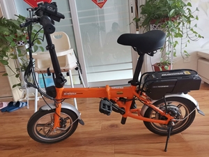 捷马折叠电动车,只买了三个月,期间偶尔骑骑,因为工作冲突处理