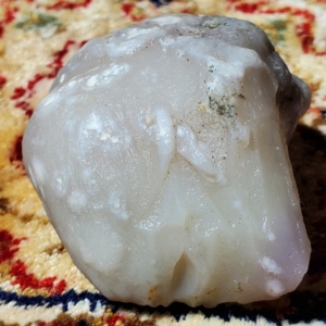 新疆哈密地表蛋白玉,克重127g.雕刻料,手把件,原石盘玩.