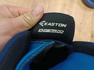 冰球手套EASTON，M码，有使用痕迹，买回去需要简单修补一