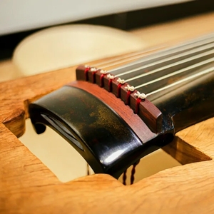 朱雀【八宝灰胎百年老木丝弦仲尼式古琴】位置:佛山石湾