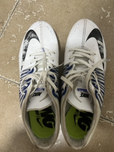 耐克钉鞋大白鲨绝版鞋42.5穿着小了打算出售掉漆了是帖肌肉贴