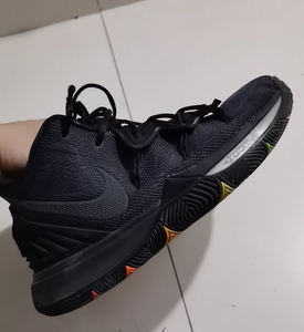 耐克nike篮球鞋欧文5黑魂 黑彩虹42.5码,保证正品正品
