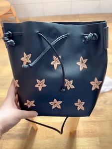 黑色星星刺绣水桶包。