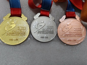 上海市第十七届运动会奖牌一套。材质有色金属合金，直径7cm。
