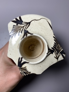 宋代磁州窑白底黑花行炉,面绘三枝折枝花卉,底为拼接.