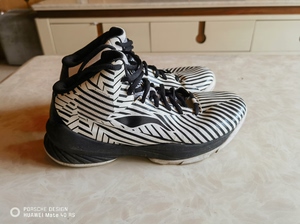 李宁篮球鞋黑白配色