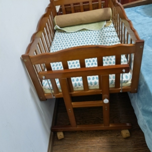 童乐湾实木婴儿床