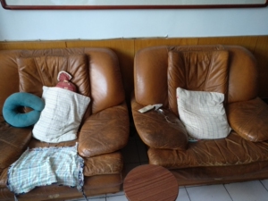 凤阳牛皮沙发,1个3人位,2个1人位,正常使用!自行提货!