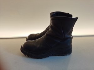 julius_7,85新,鞋头有划痕,1码,到付,不讲价,卖