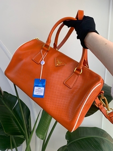 95新prada普拉达橙色牛皮波士顿枕头包,尺寸32*18