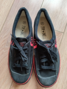 44码大博文足球运动胶鞋.