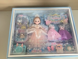 出一款冰雪公主玩具套装，包含一个洋娃娃和许多衣服和饰品配件。