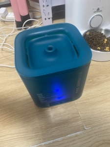 小佩宠物智能饮水机solo系列宝蓝色 电机有点响其他没毛病