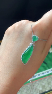 翡翠吊坠 高冰荧光阳绿随形吊坠 整体长36.2裸石 24-8