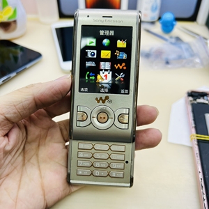 经典手机索爱w595,成色如图,一切正常,送2g内存卡,有充