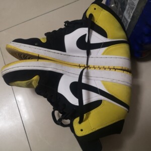 aj1 皮卡丘 黑黄脚趾 42.5 八成新 鞋盒略有瑕疵