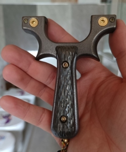 出钛合金倡宏甬水虎弹弓,钛合金雕刻烤蓝弹弓,80-20的弓门