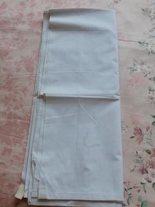 全新白色的确良布两块。长226厘米，宽90厘米。