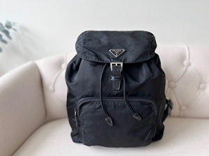 prada普拉达黑色尼龙降落伞材质双肩包,尺寸23.5×27