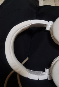 白色铁三角耳机