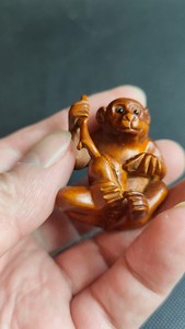 日本回流黄杨木雕早期老根付，名家落款石川作品，生肖猴子手把件