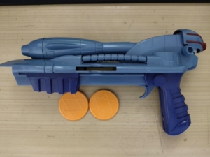 光能使者魔动王光能枪,绝版老物有些旧了,全配无损无盒,两枚子