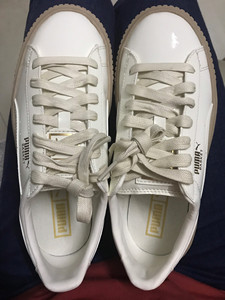 puma奶白色漆皮