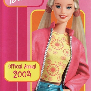 芭比娃娃杂志复古海报宿舍卧室房间装饰画少女拍照片氛围感背景墙