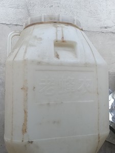 这是装蜂蜜大塑料桶，外面在车库放的有点脏，但是里面是装蜂蜜的